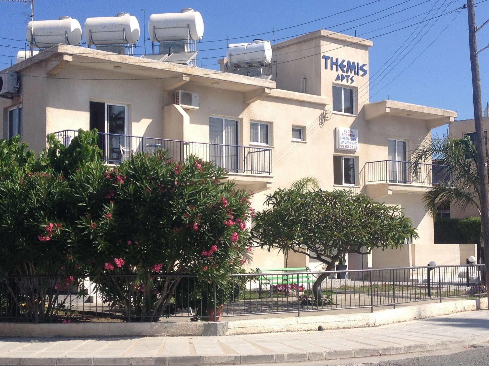 Themis Apartments Lárnaca Exterior foto